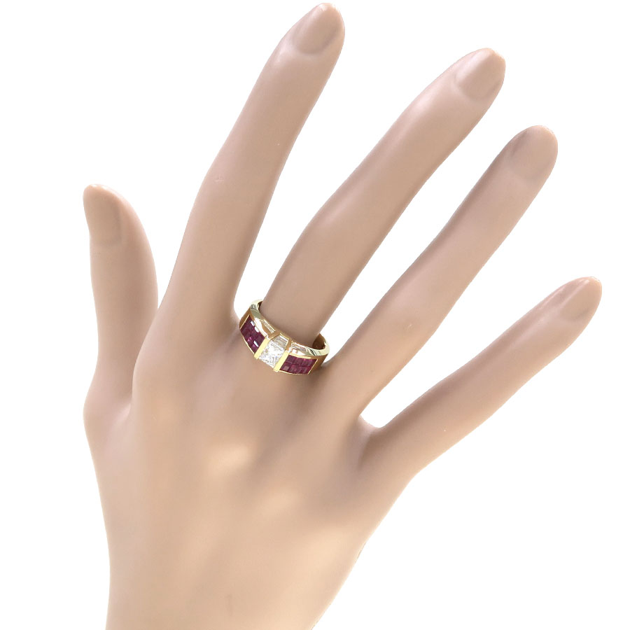 0.415カラットの輝くルビーをあしらった、18Kゴールドのツイストリング。 0.415カラットの輝くルビーをあしらった、18Kゴールドのツイストリング