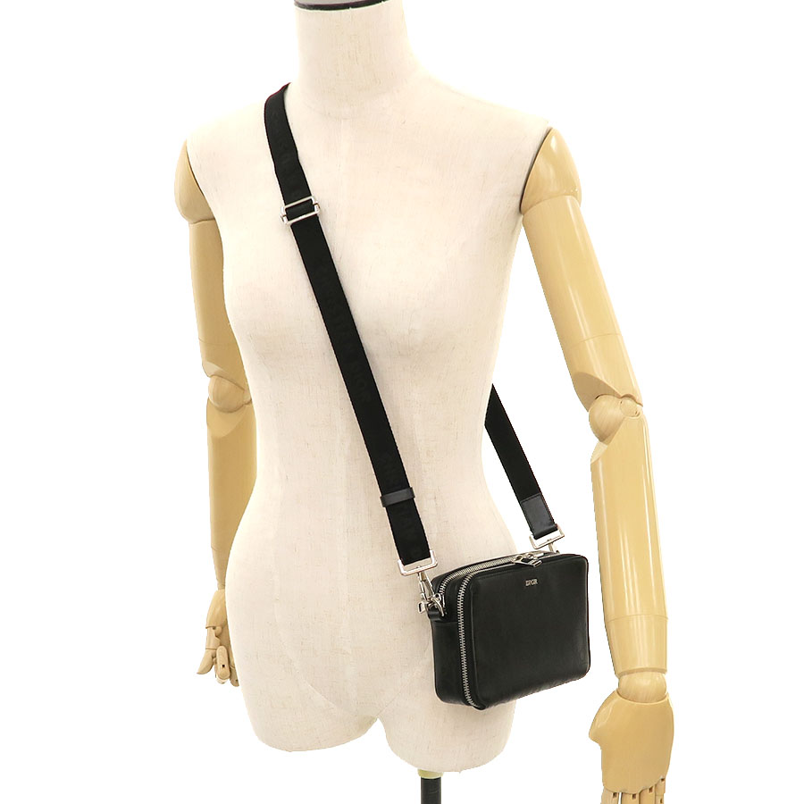Dior ショルダーバッグ ストラップ付き ジップポーチ クリスチャンディオールストラップ付き ジップポーチ 黒 シルバー金具